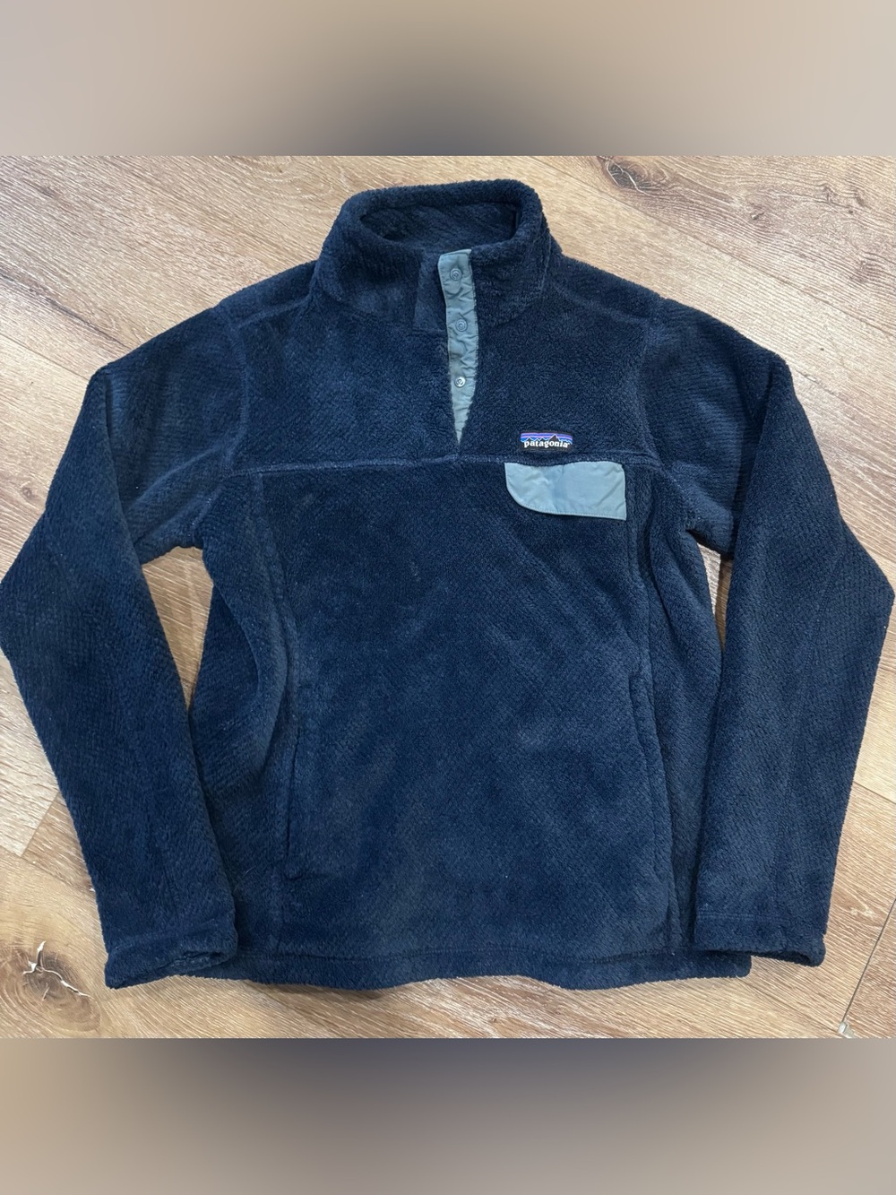 Patagonia women’s Navy button -Front Fleece Pullover